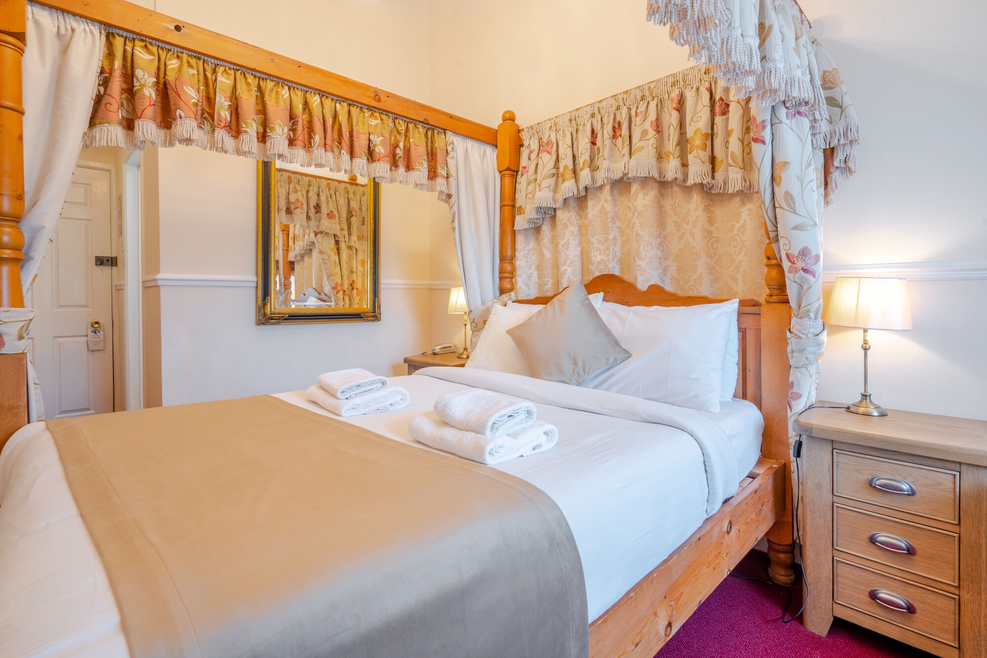 Four Poster, Double Bed