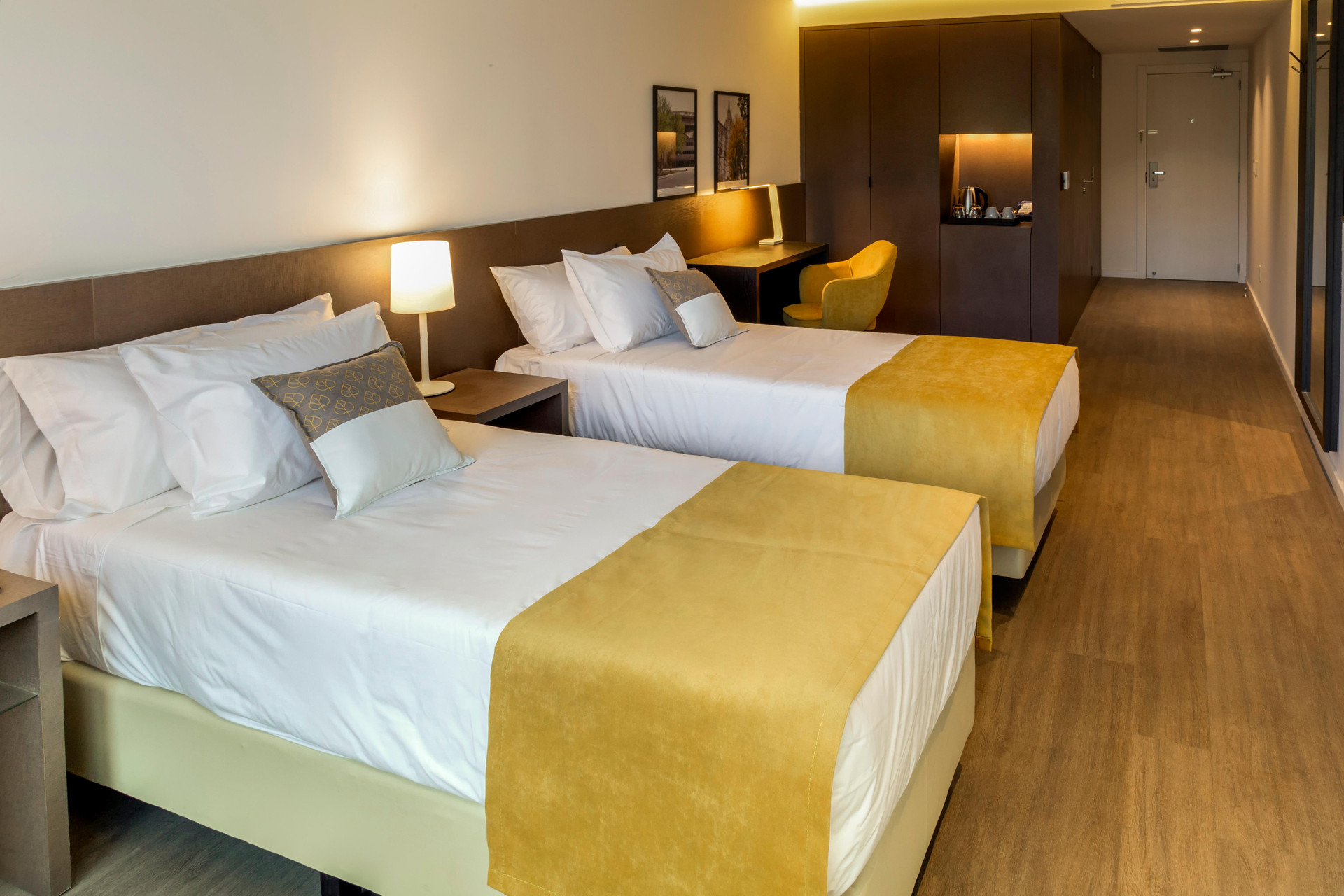 Classic, Twin Beds, Street View