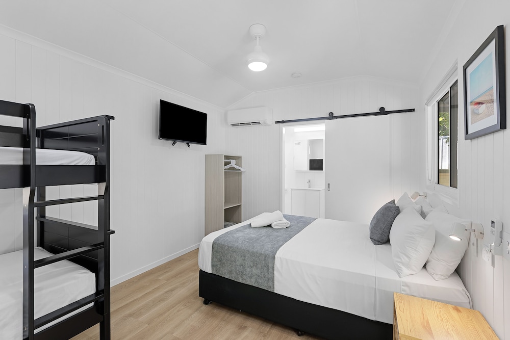 2 Bedrooms, Villa, Single, 1 Double and 2 Bunk Beds, Bunk Bed, Queen Bed, Kitchenette