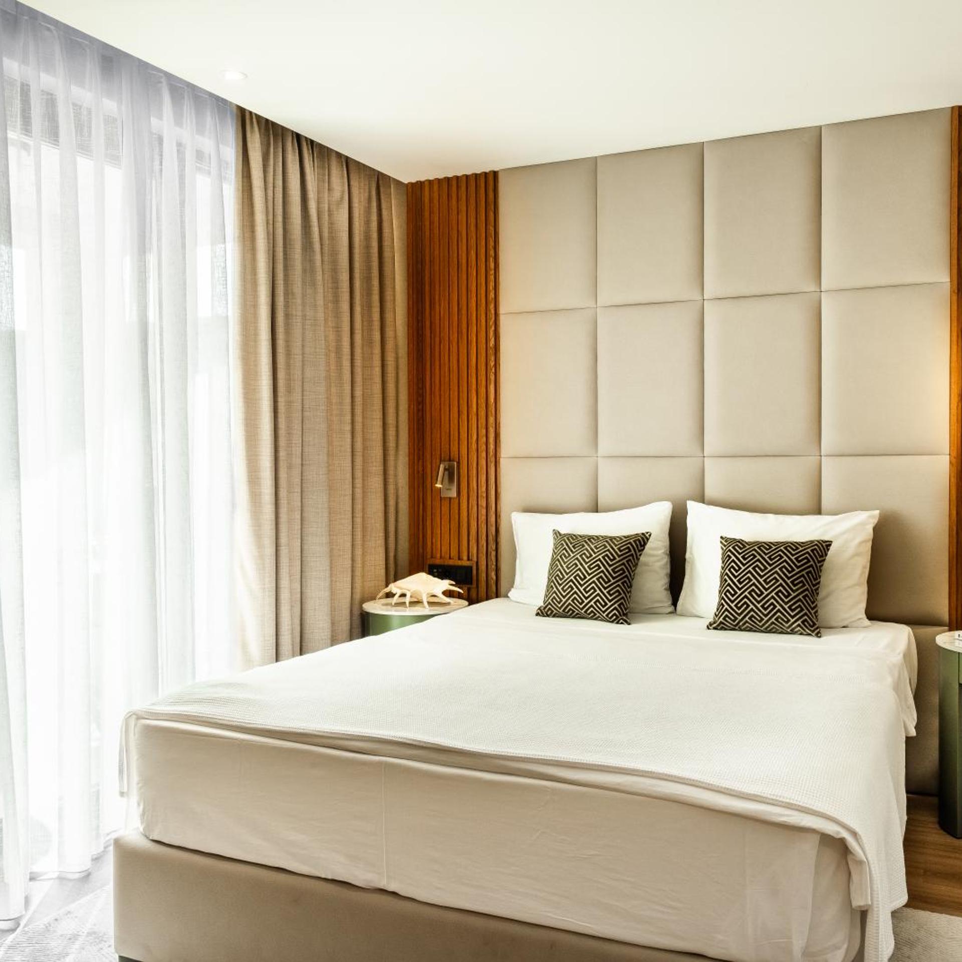 Deluxe, Double Bed, Lateral Side Sea View