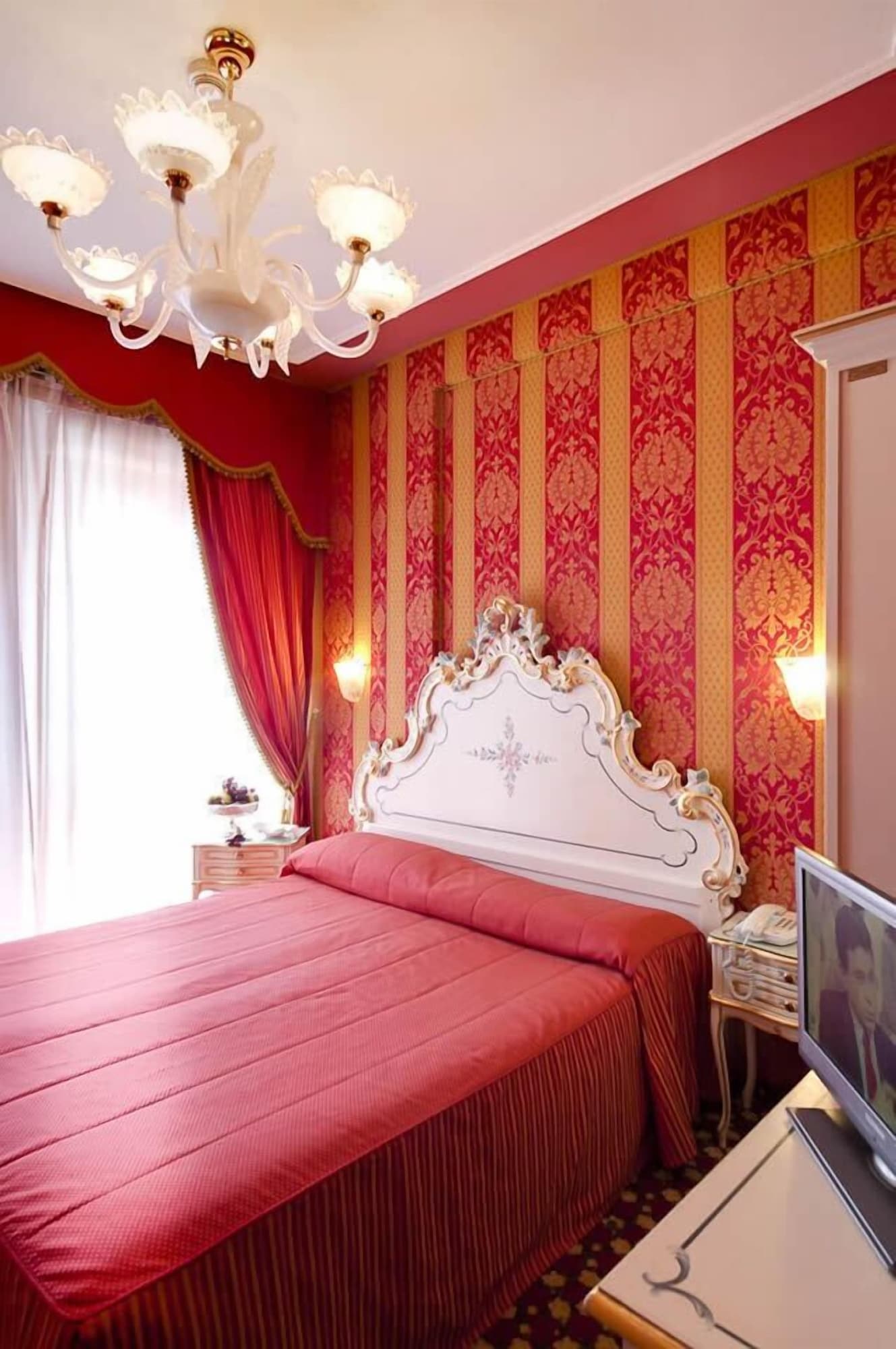 ROOM, DOUBLE OR TWIN BED