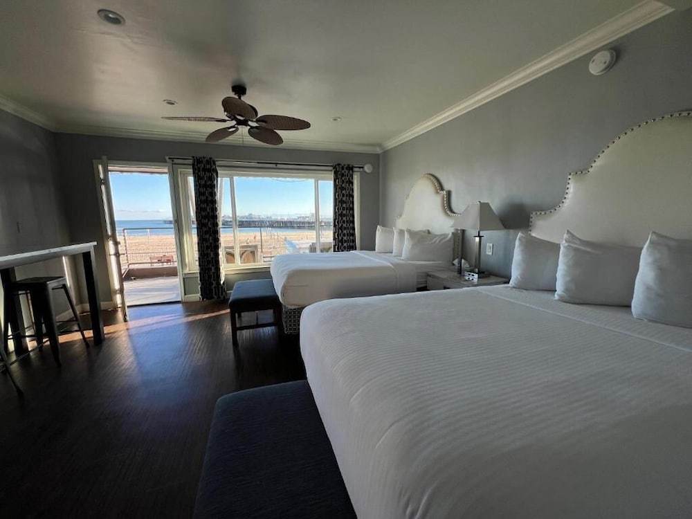 Room, 2 Queen Beds, Ocean Front, Shared Balcony
