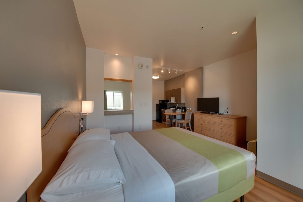 STANDARD, QUEEN BED
