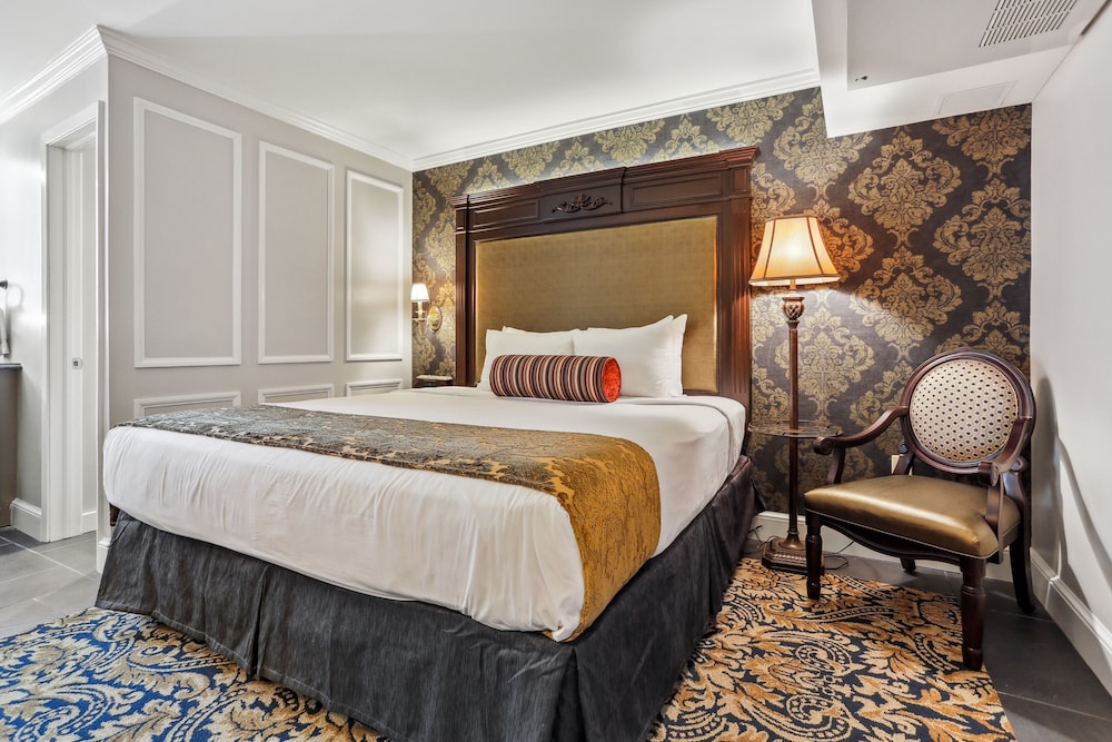 DELUXE, KING BED