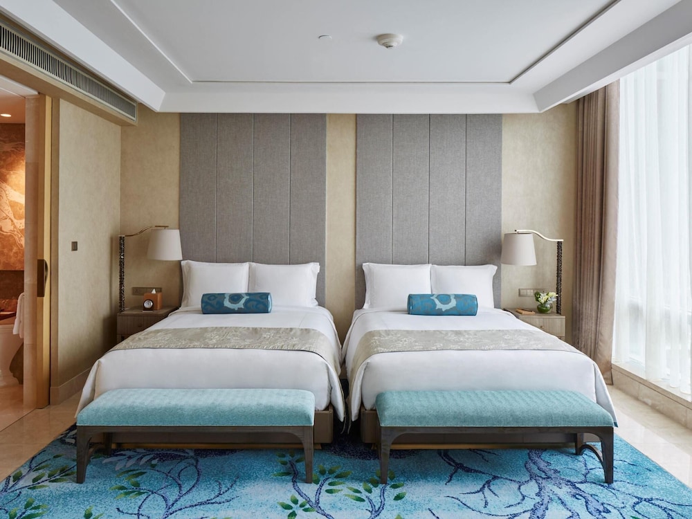 RAFFLES, TWIN BEDS
