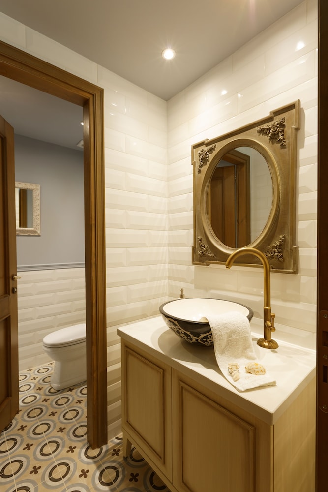 Ionia Suites 40/40