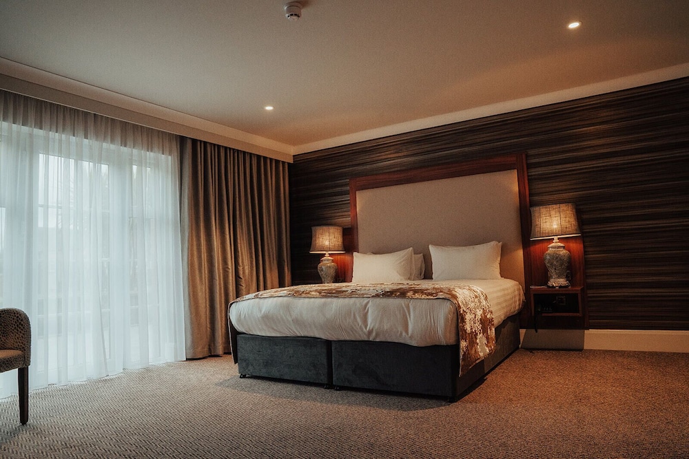 EXECUTIVE, KING BED