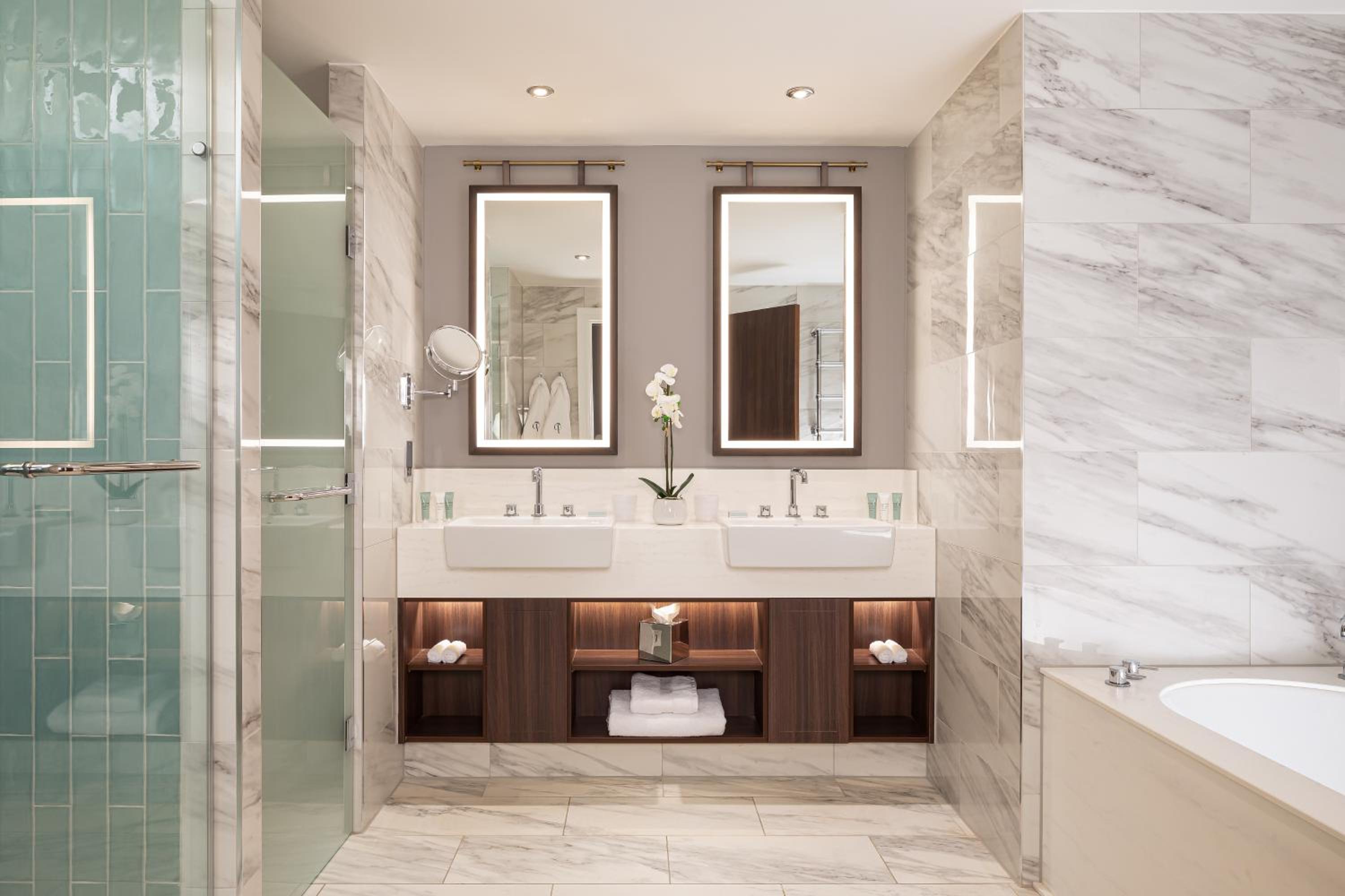 جناح سوبيريور، The Parkgate Hotel 6/6
