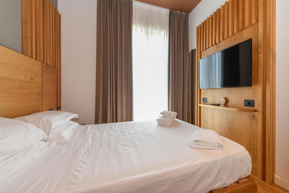 Room, French Bed, Small