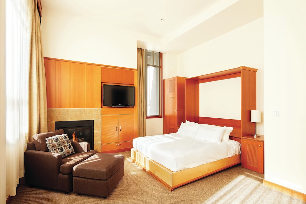 Pan Pacific Whistler Village Centre 17/59