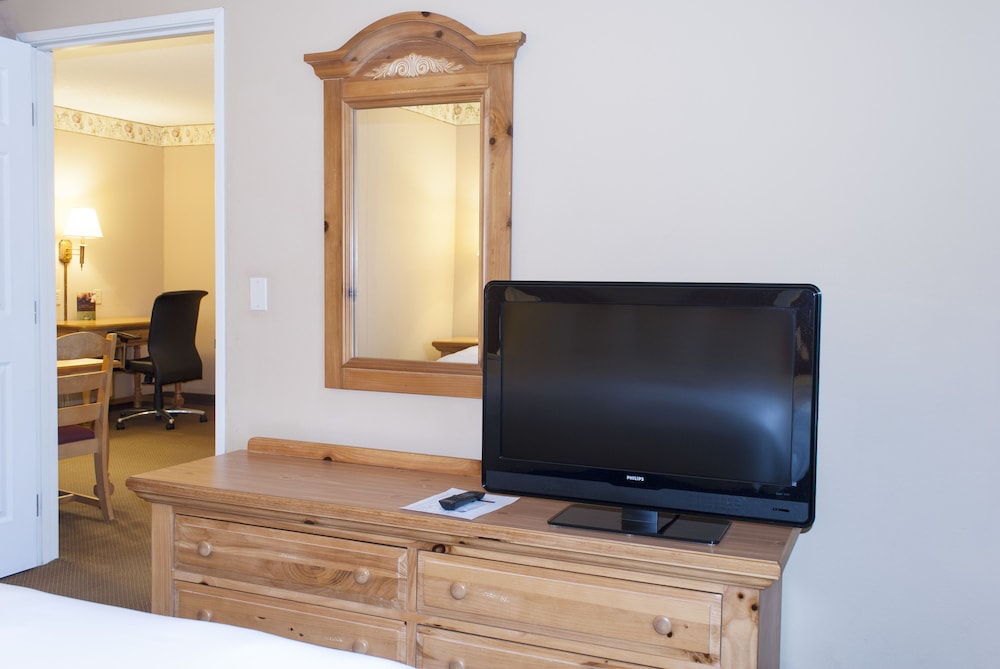 Country Inn & Suites by Radisson, Cedar Falls near University 2/39
