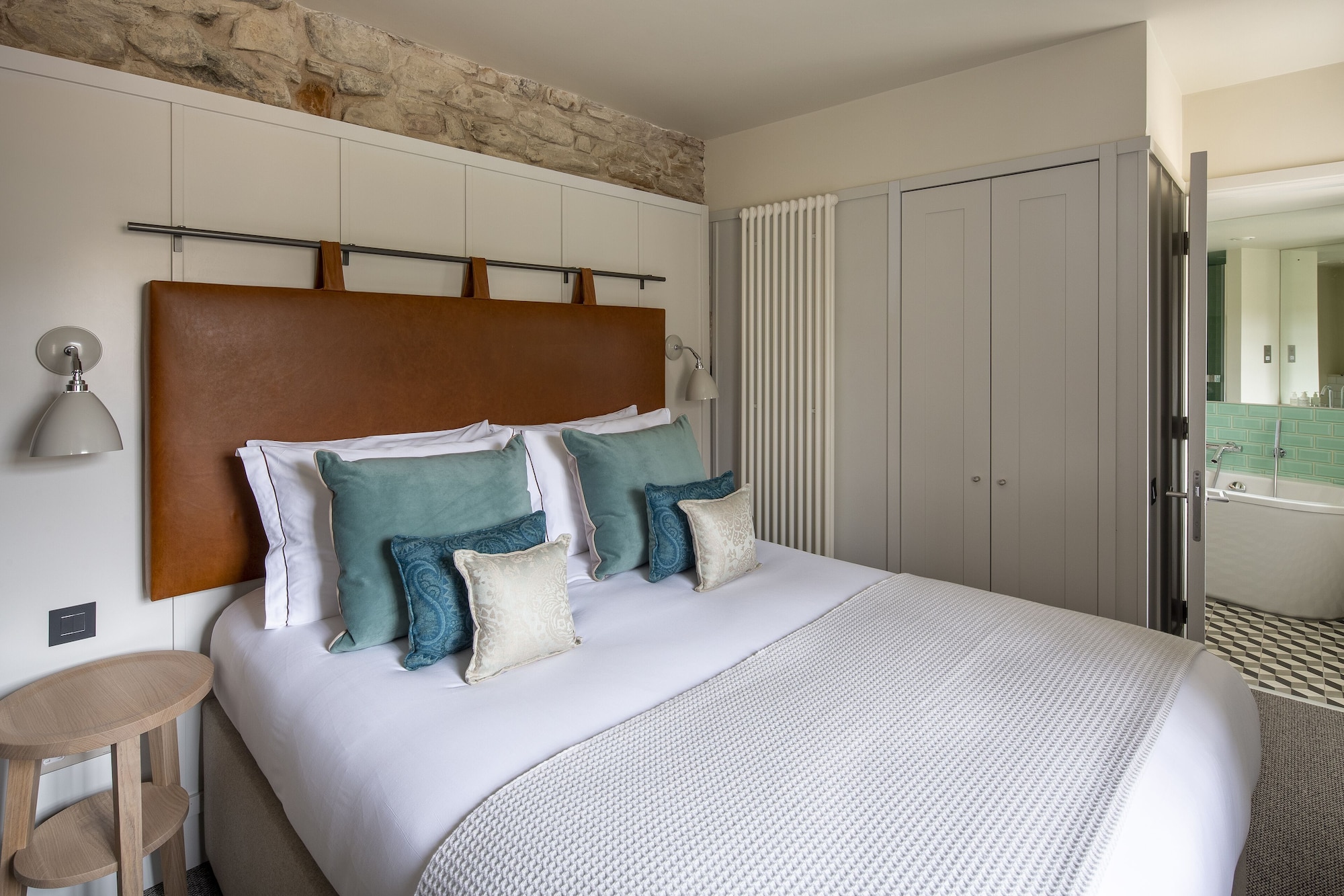 2 BEDROOMS, DELUXE, APARTMENT