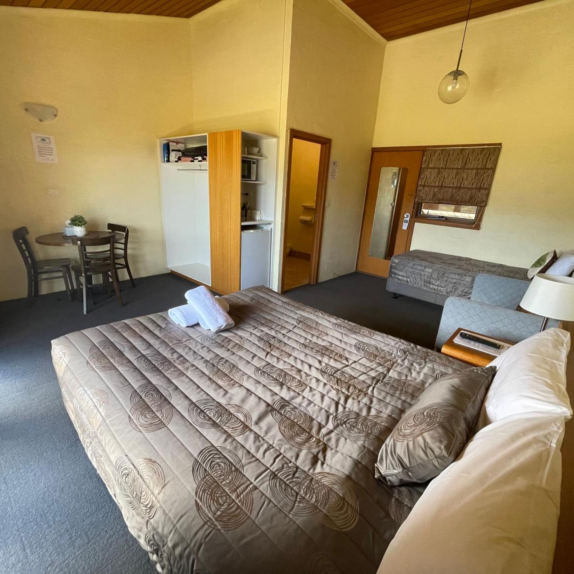 MOUNTAIN CREEK MOTEL 13/50
