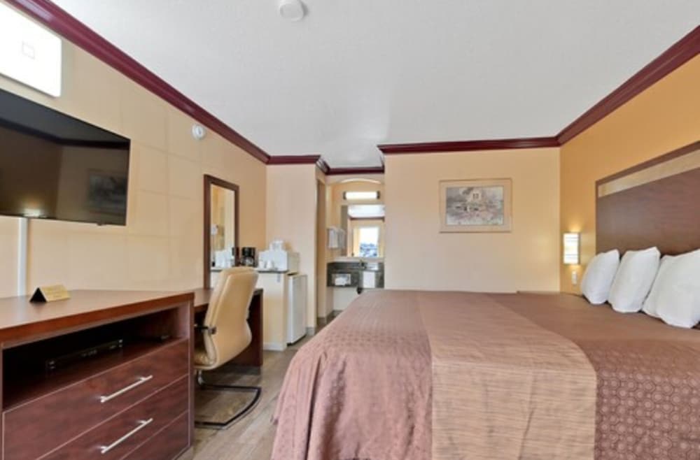 Americas Deluxe Inn 6/32