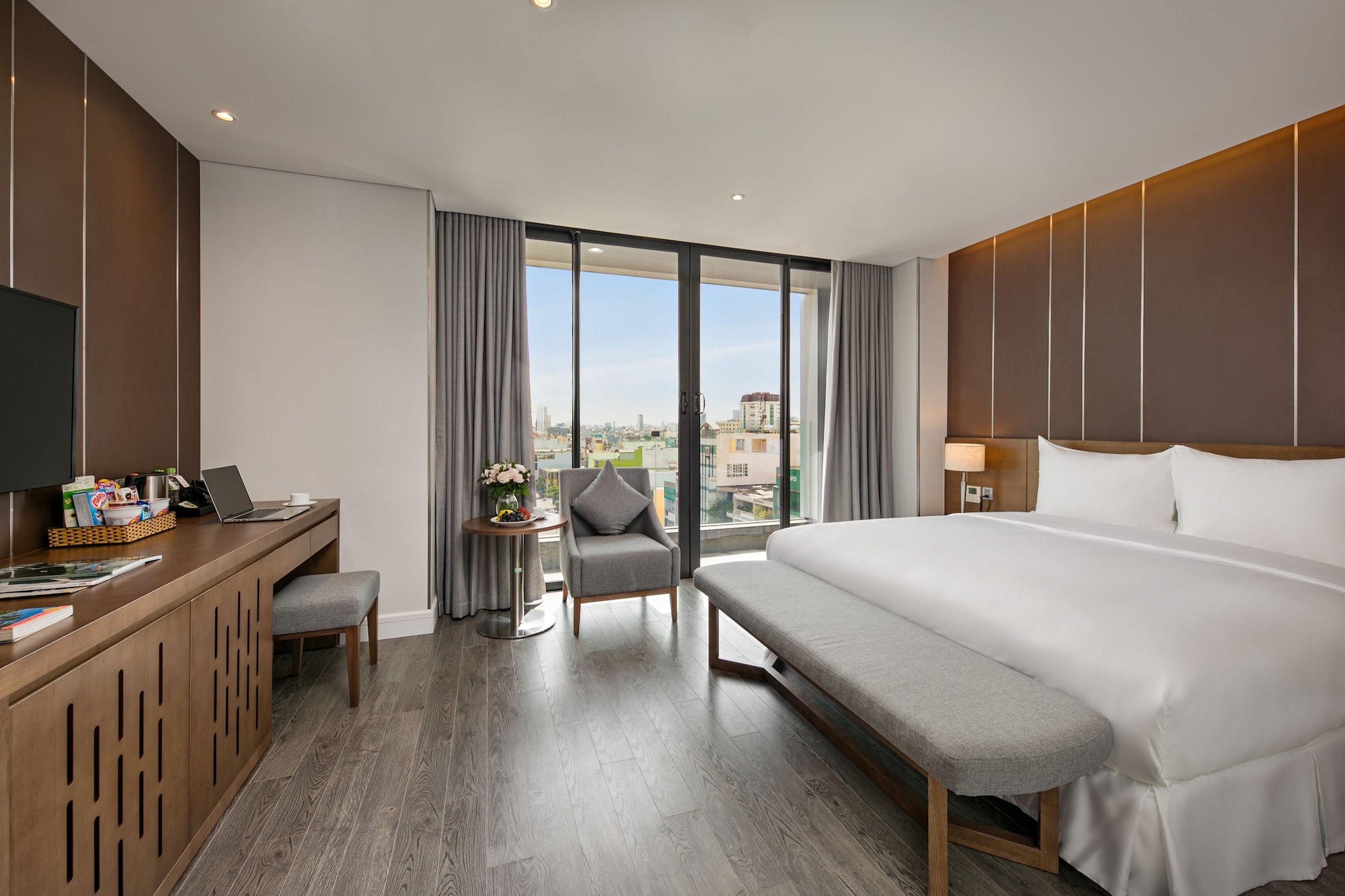 GRAND, KING BED, CITY VIEW