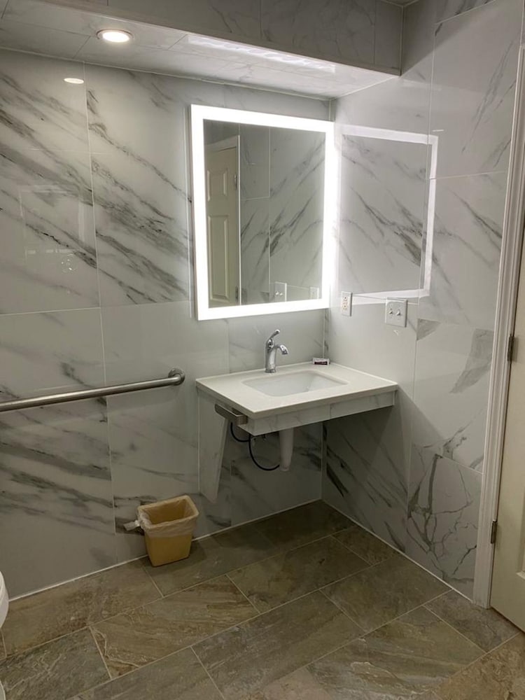 Americas Express Inn 22/22