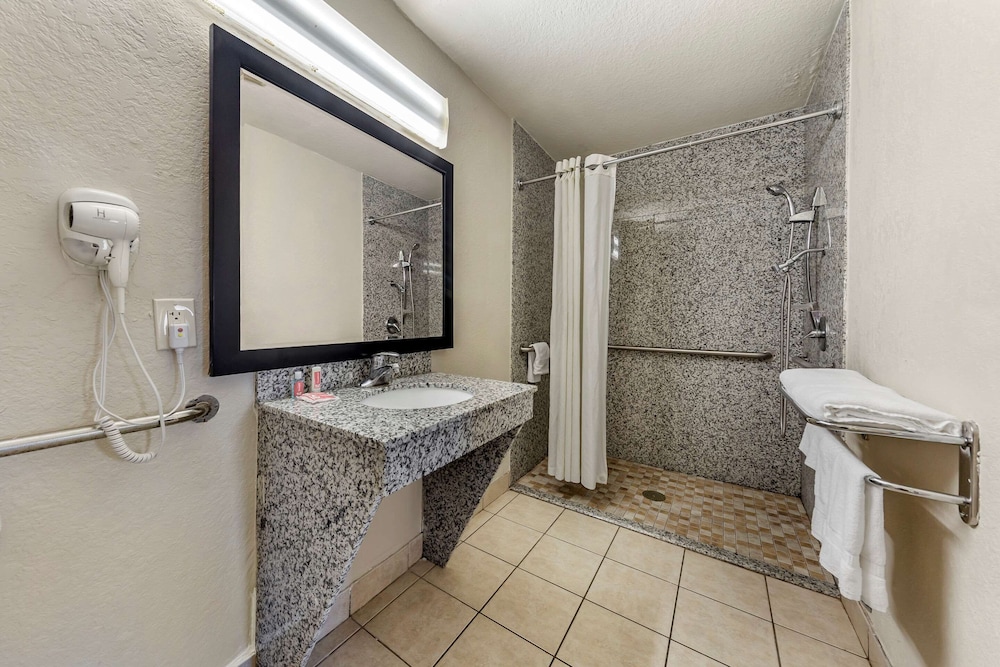 Econo Lodge Near Lackland Air Force Base-SeaWorld 22/39