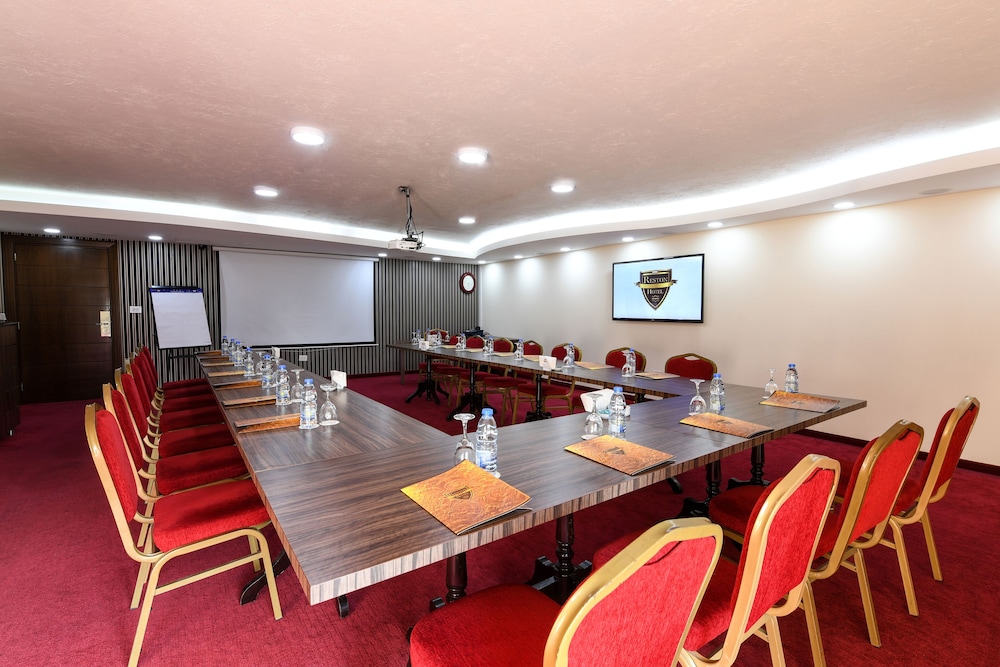 Reston Hotel, Jounieh 30/35