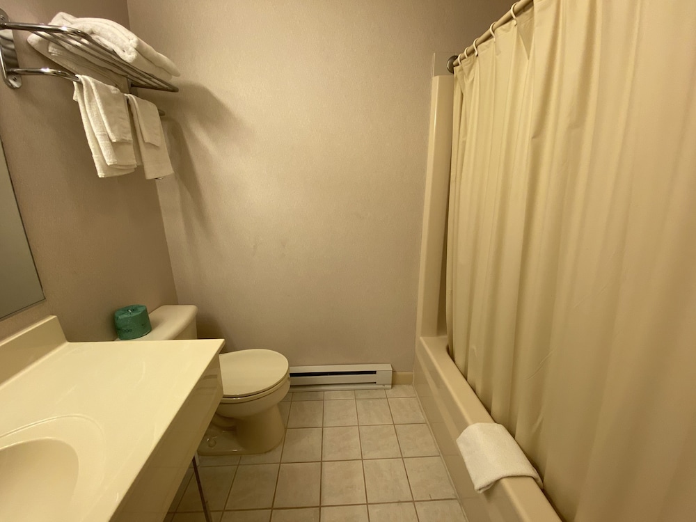 Economy Lodge 682 Main St Sturbridge 37/39