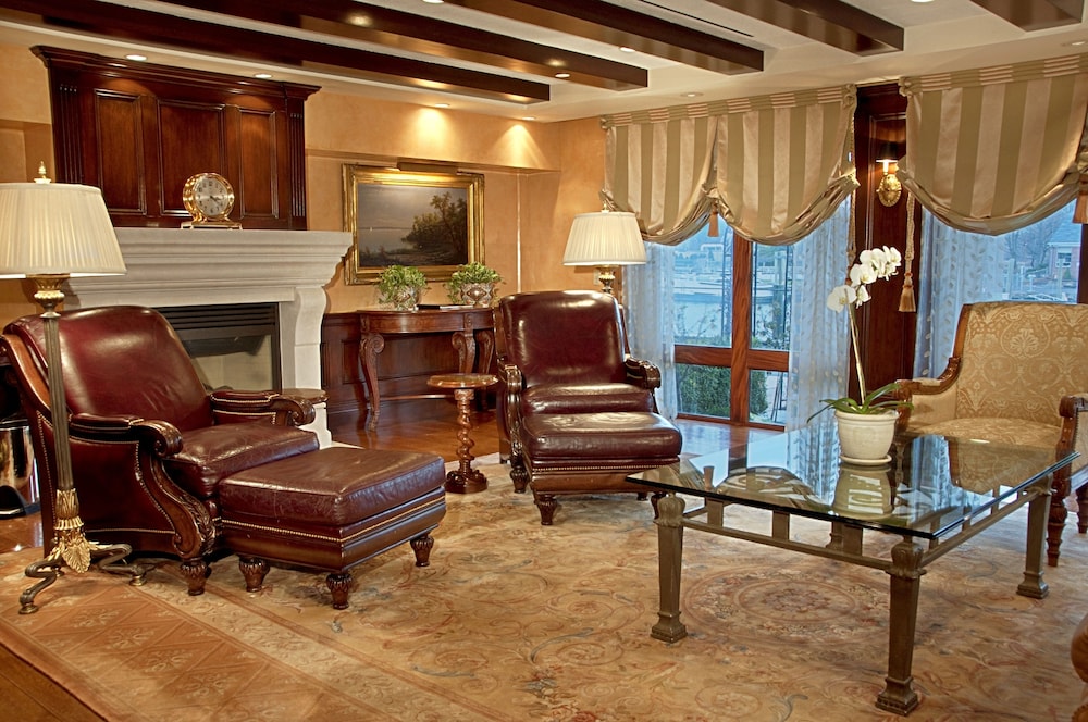 Delamar Greenwich Harbor 42/58