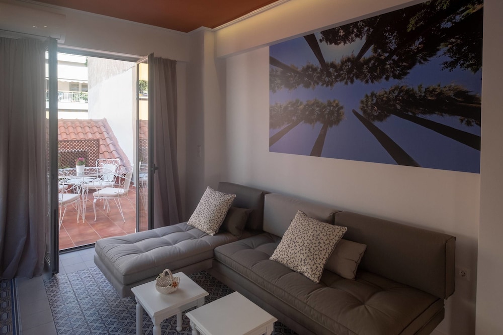 Athenian Yard Suites 28/50