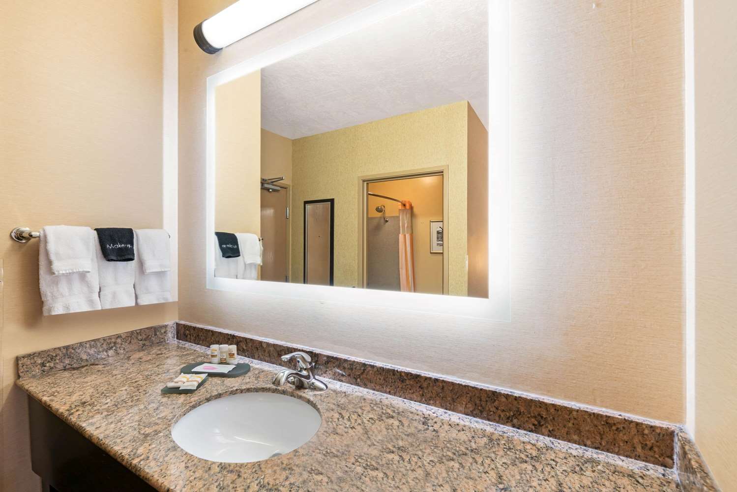 La Quinta Inn & Suites by Wyndham Logan 40/42