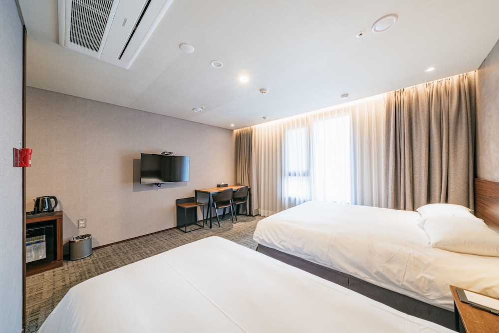 With City Hotel 18/40