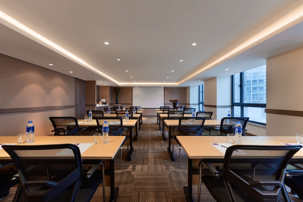 Hyatt Place Shenzhen Dongmen 63/79