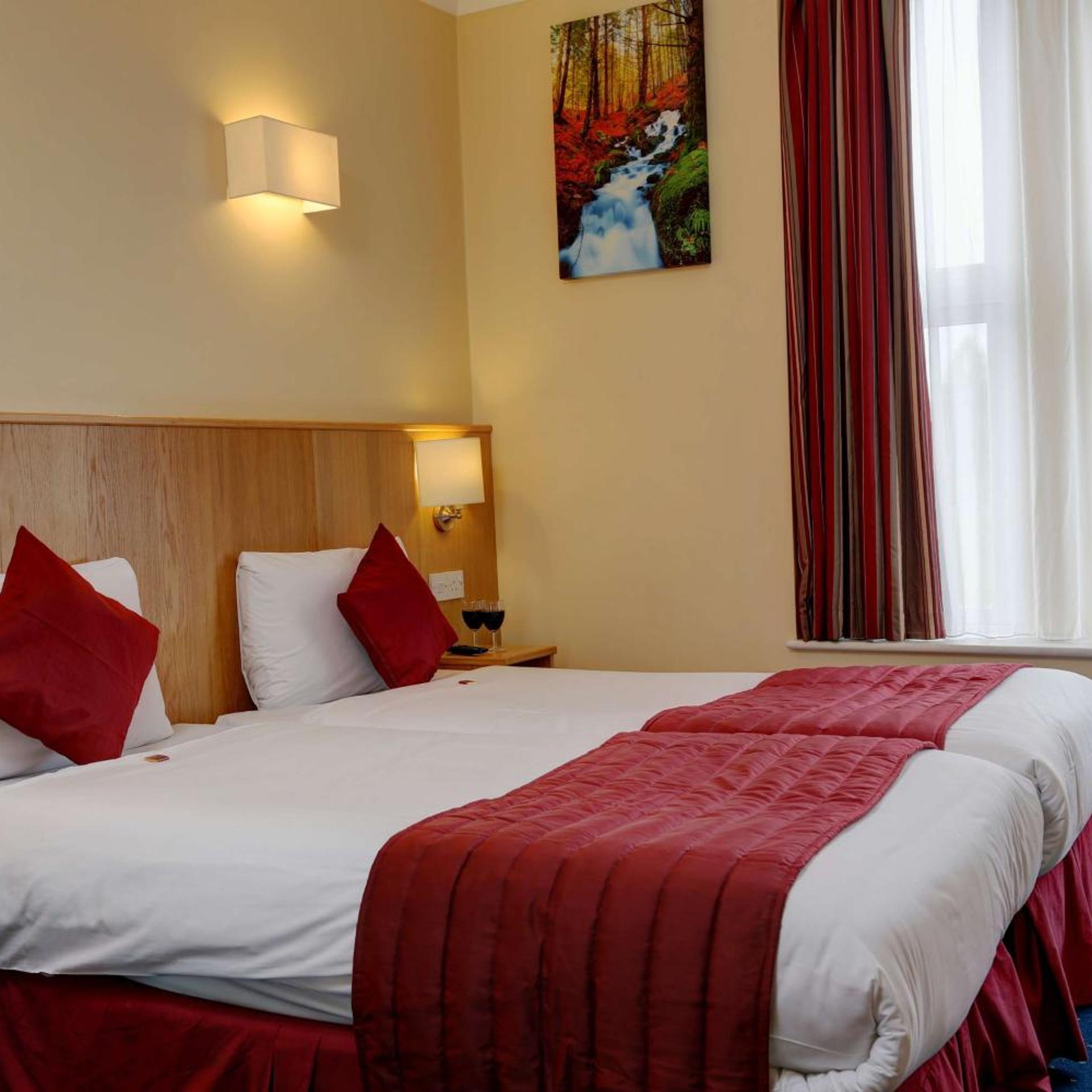 ROOM, TWIN BEDS