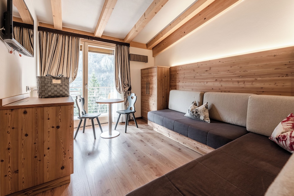 SUITE, TRAIN SIDE, BALCONY