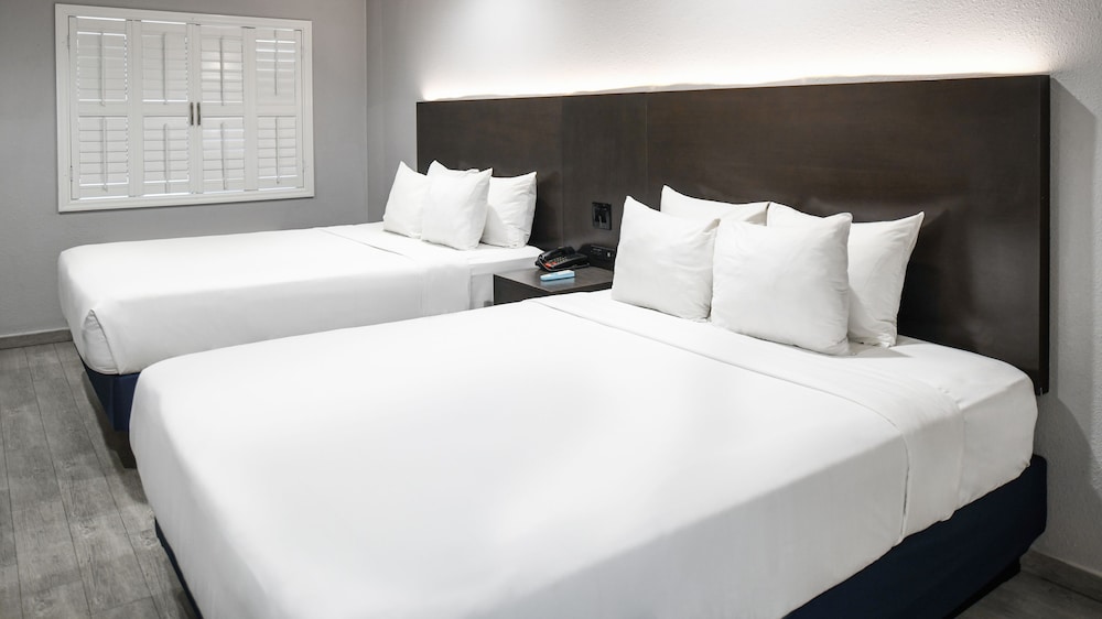 Hollywood Inn Express LAX 15/35