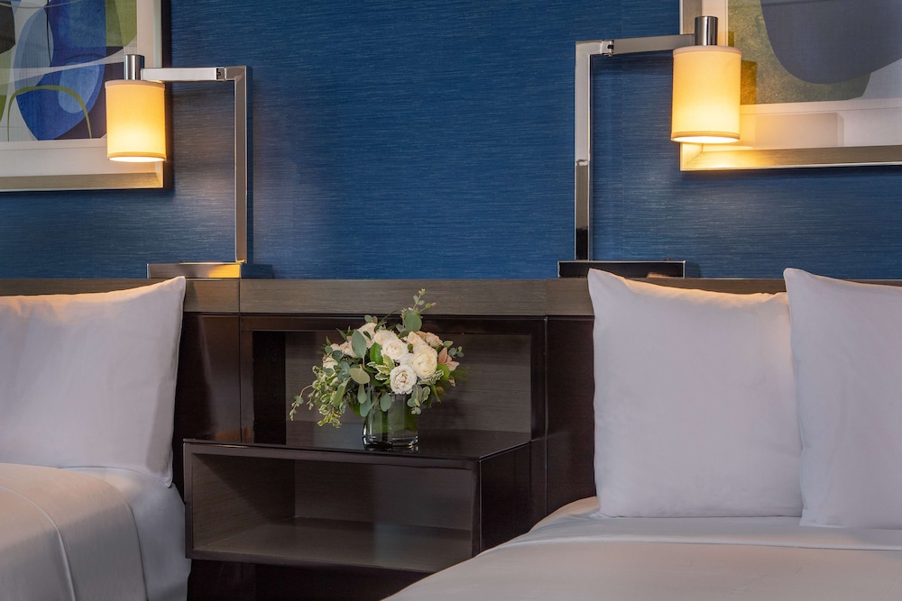The Royal Sonesta Boston 4/33