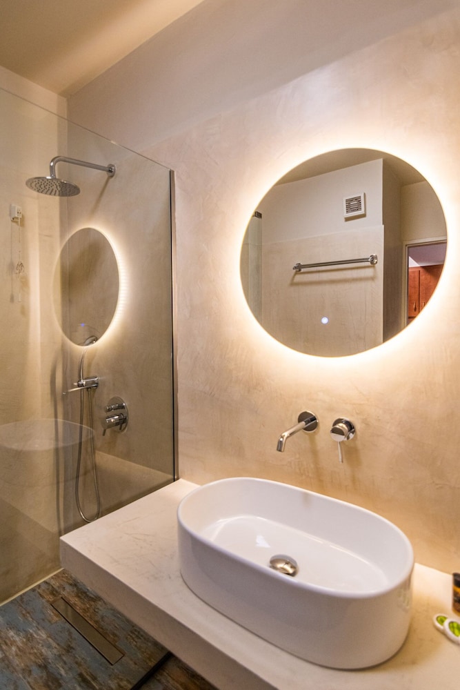 GRAND NEFELI HOTEL 48/50