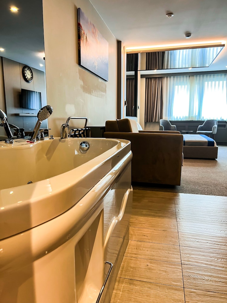 Triada Hotel Karakoy 61/65