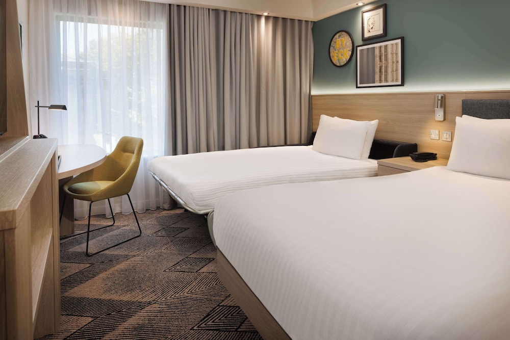 ROOM, QUEEN BED, SOFA