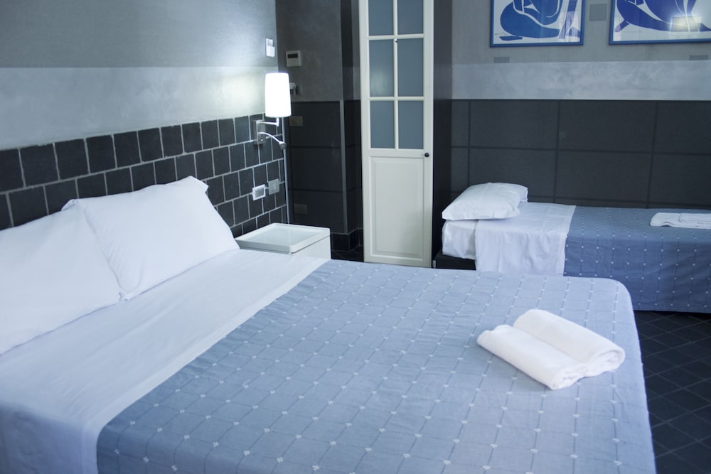 ROOM, QUADRUPLE