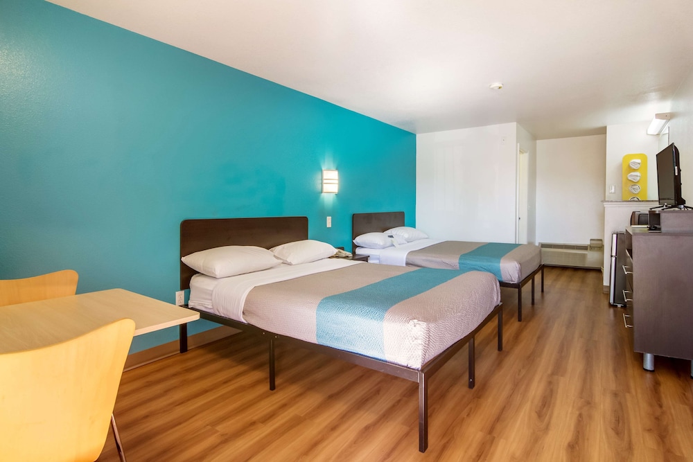 Motel6 Portland, OR Mall 205 14/37