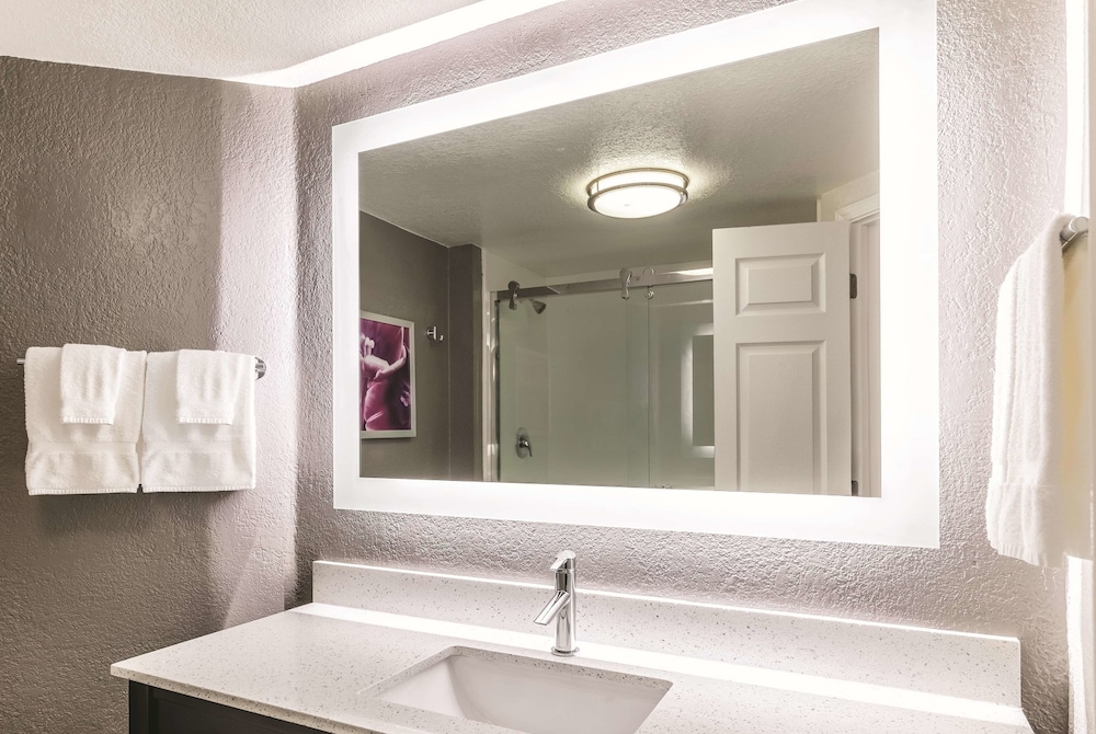 La Quinta Inn & Suites by Wyndham Austin Airport 8/46