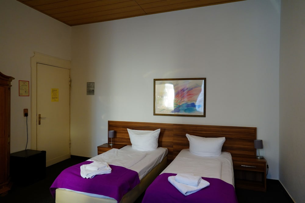 ROOM, DOUBLE BED