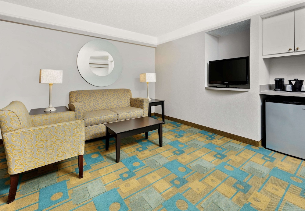 La Quinta Inn & Suites by Wyndham Dallas DFW Airport North 35/55
