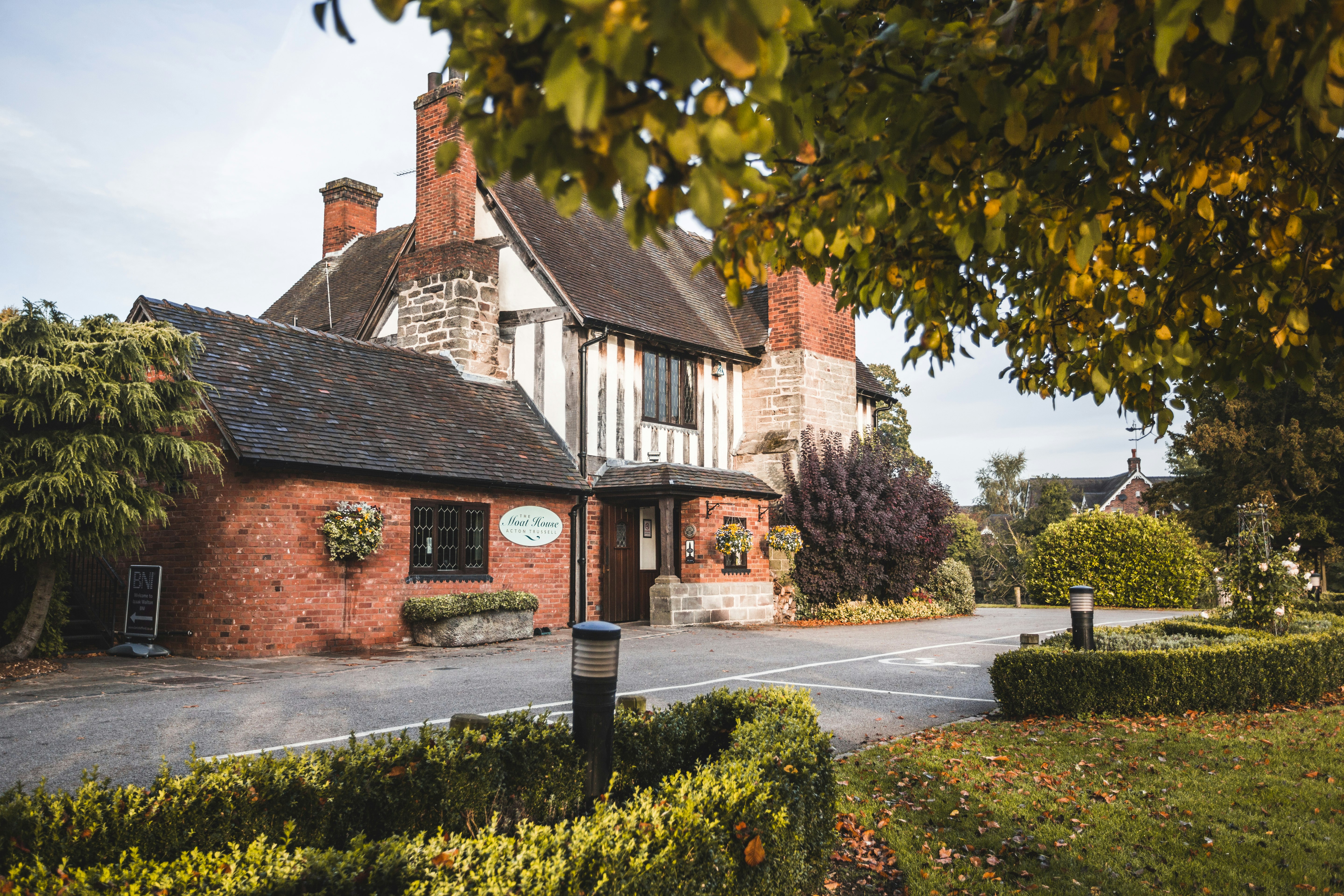The Moat House 48/49