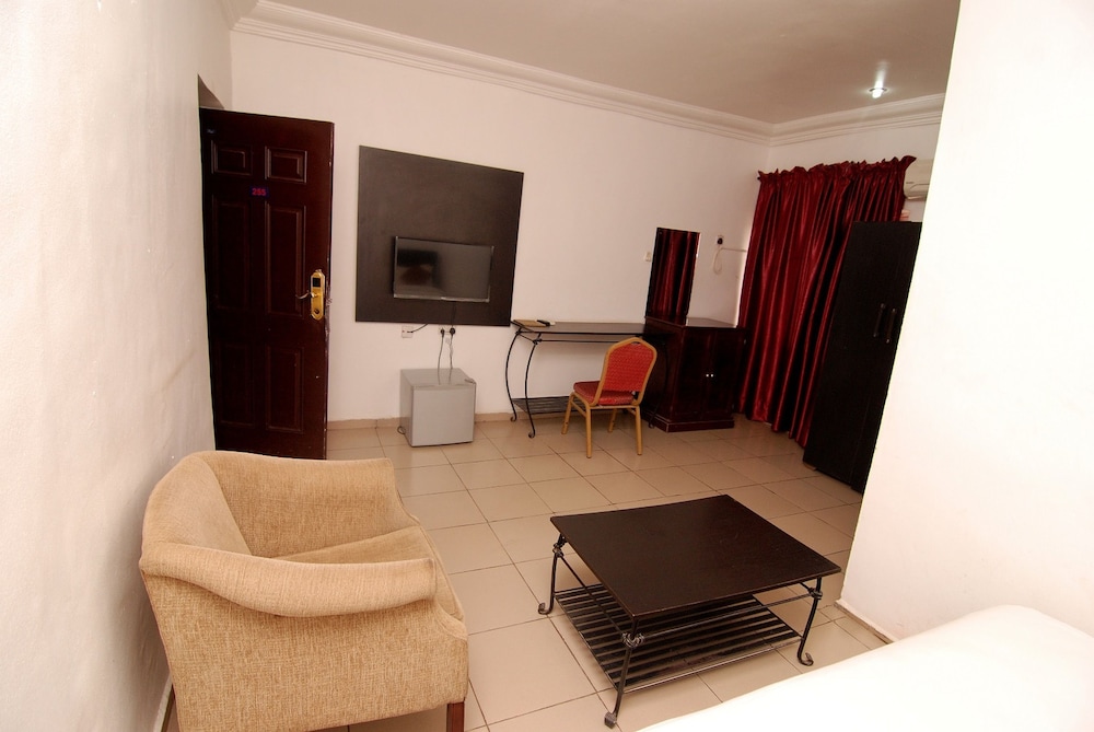 Silverland Hotel And Suites 24/36