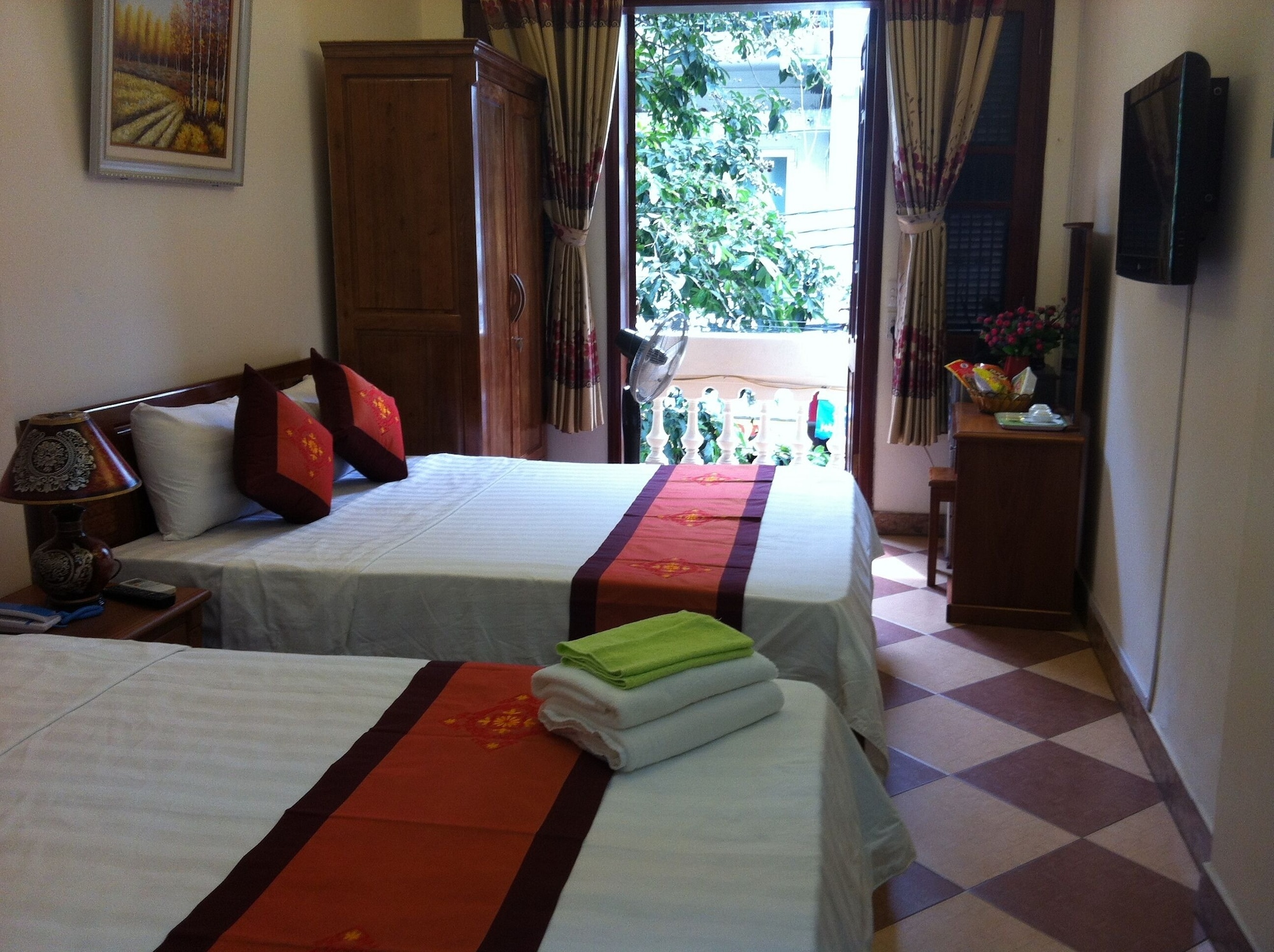 ROOM, QUADRUPLE