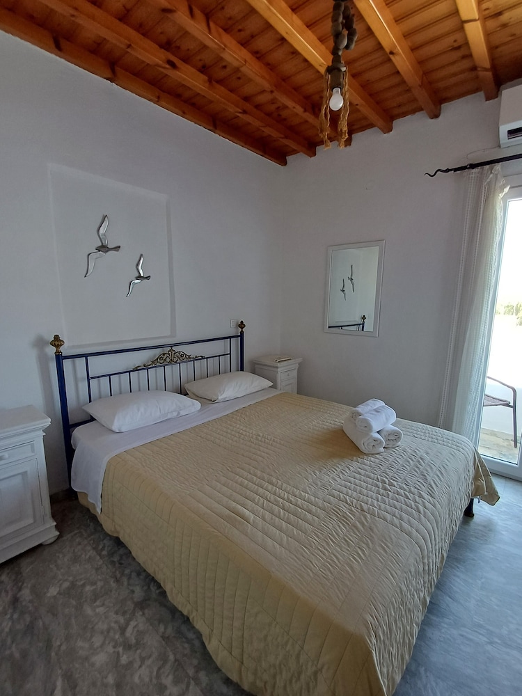 Manos Rooms 6/50