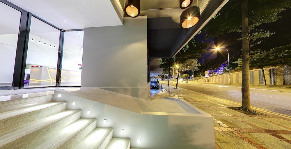 Flora by Crossroads Hotel 42/47