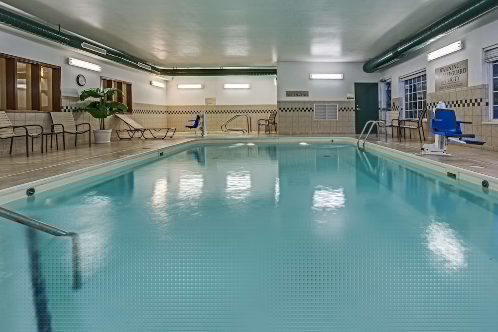 Country Inn and Suites By Radisson Charleston South WV 4/46