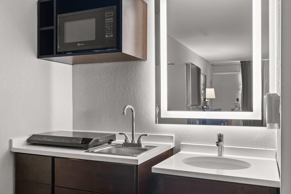 Suburban Studios Orange Park - Jacksonville near Naval Air Station 33/33