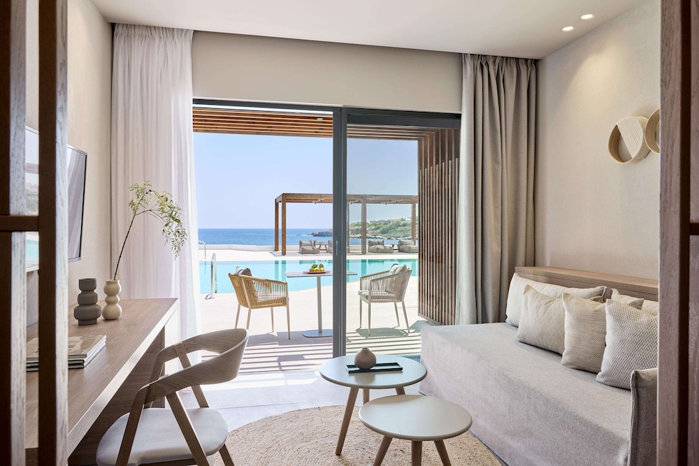 Open Plan, Suite, Queen Bed, Shared Pool, 2 Sofa, Sauna