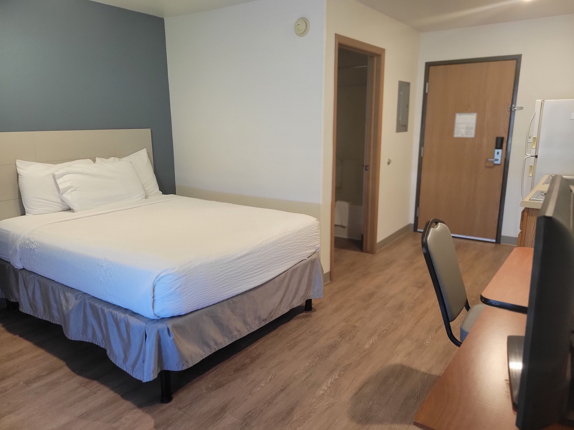 STANDARD, QUEEN BED