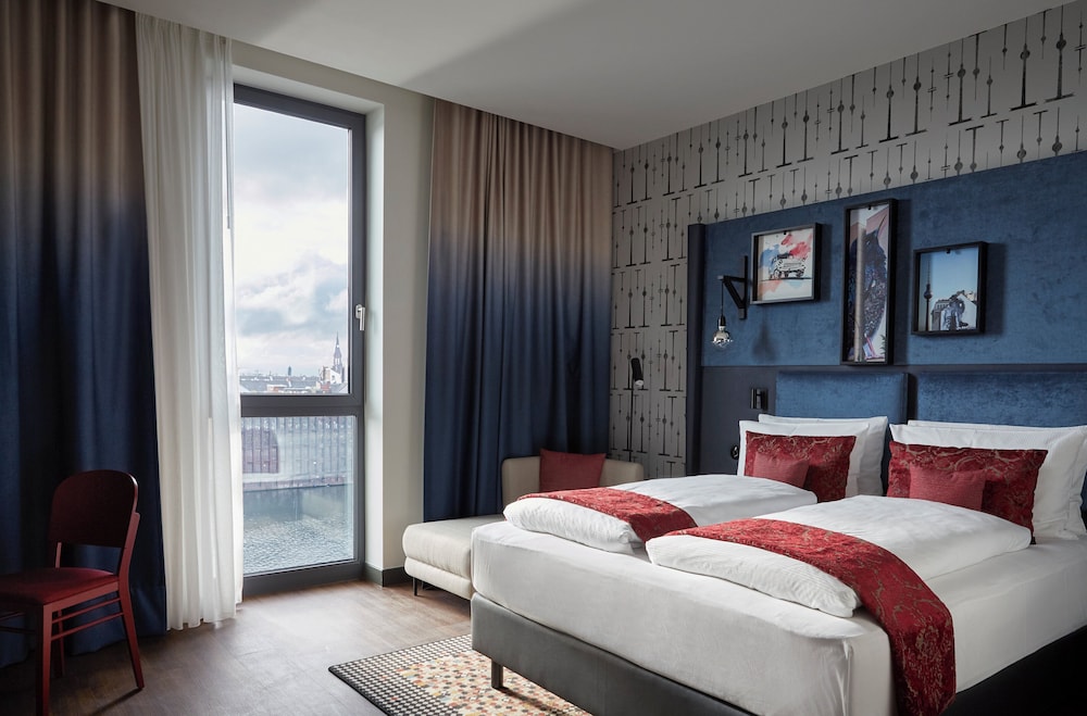 Gallery, Standard, Queen Bed, East Side